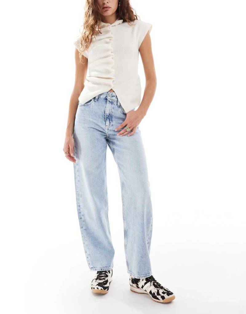 Calvin Klein Jeans - Barrel-Leg-Jeans in hellblauer Waschung von Calvin Klein Jeans