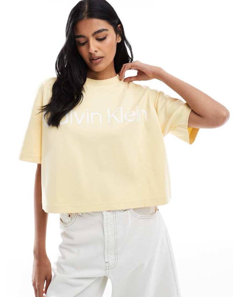 Calvin Klein Jeans - Boxy Fit Oversize-T-Shirt in Gelb mit großem Logo von Calvin Klein Jeans