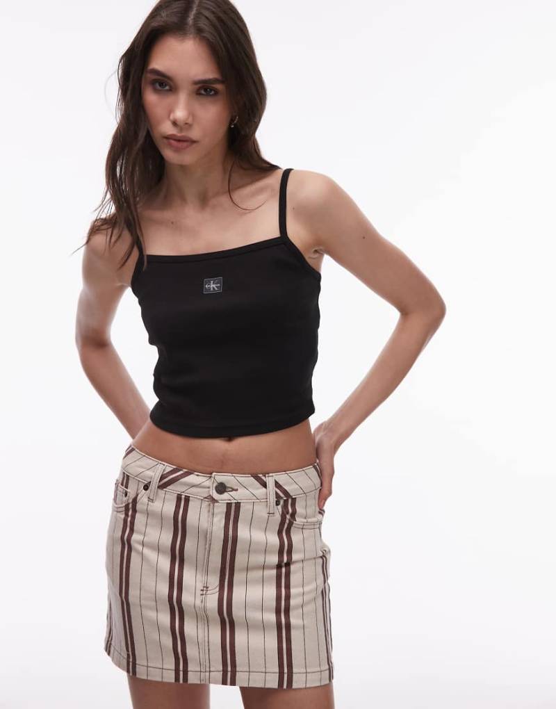 Calvin Klein Jeans - Camisole-Top in Schwarz mit gewebtem Logo-Etikett und Riemchenträgern von Calvin Klein Jeans