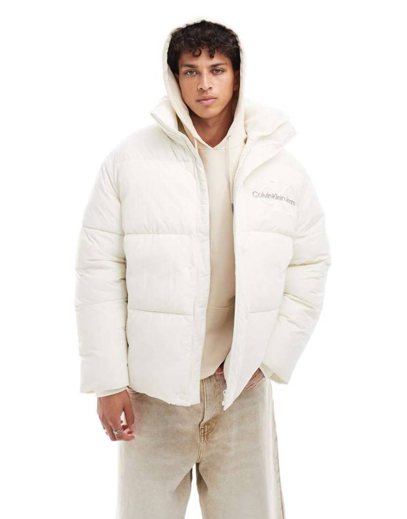 Calvin Klein Jeans - Chenille-Pufferjacke in Weiß mit Monogramm-Logo von Calvin Klein Jeans