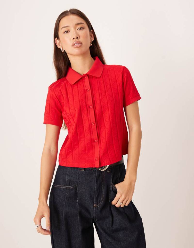 Calvin Klein Jeans - Cropped-Fit-Hemd in leuchtendem Rot aus Jacquard mit Emblem von Calvin Klein Jeans