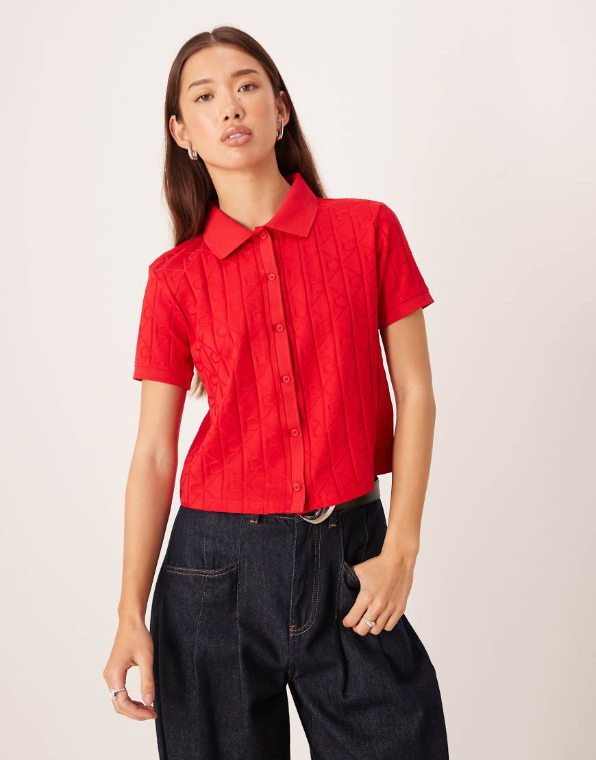 Calvin Klein Jeans - Cropped-Fit-Hemd in leuchtendem Rot aus Jacquard mit Emblem Calvin Klein Jeans - Cropped-Fit-Hemd in leuchtendem Rot aus Jacquard mit Emblem von Calvin Klein Jeans