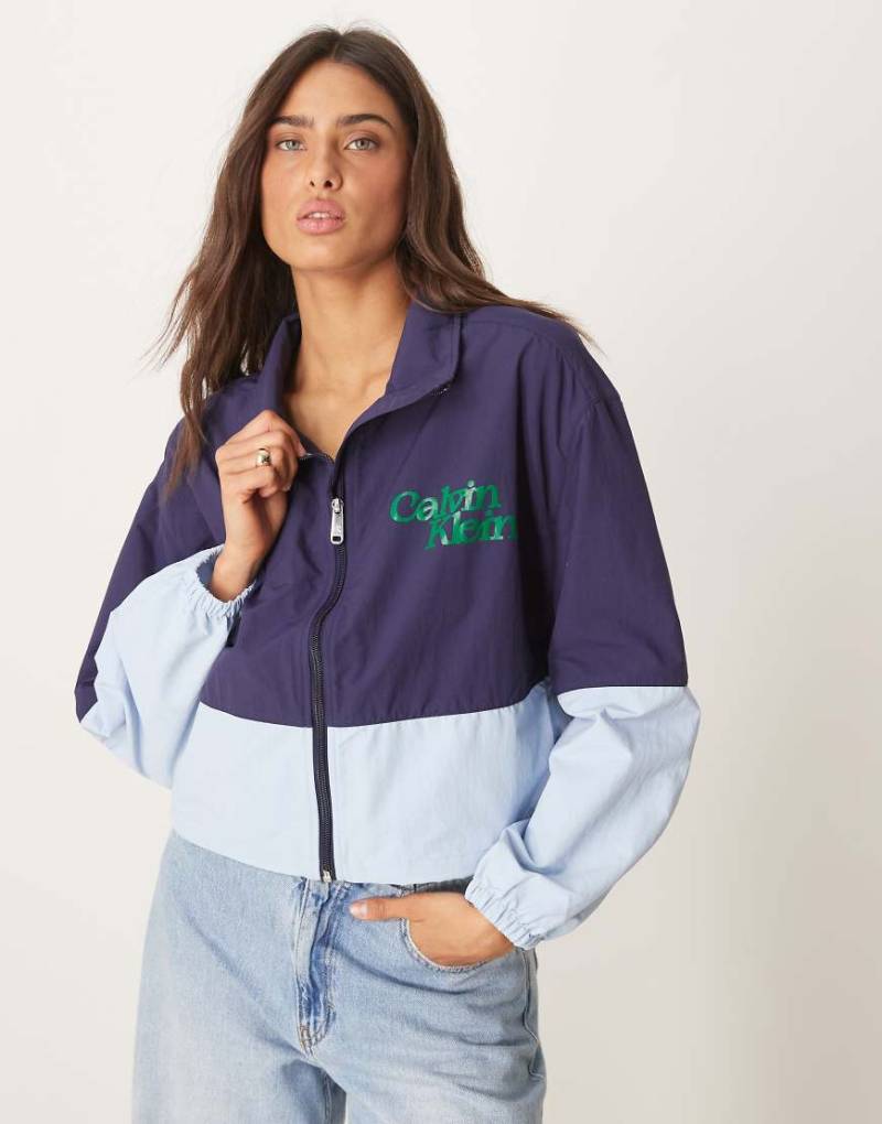 Calvin Klein Jeans - Cropped-Windjacke in Marineblau mit Farbblockdesign von Calvin Klein Jeans