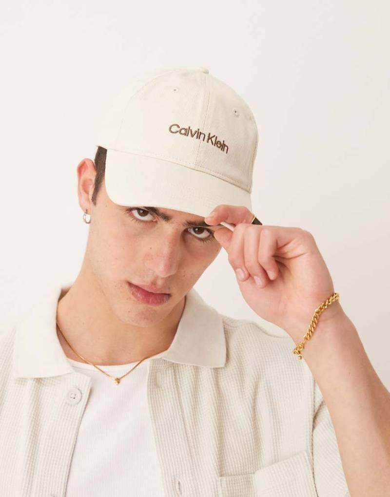 Calvin Klein Jeans - Denim-Kappe in Creme mit Stickerei und Logo-Rot von Calvin Klein Jeans