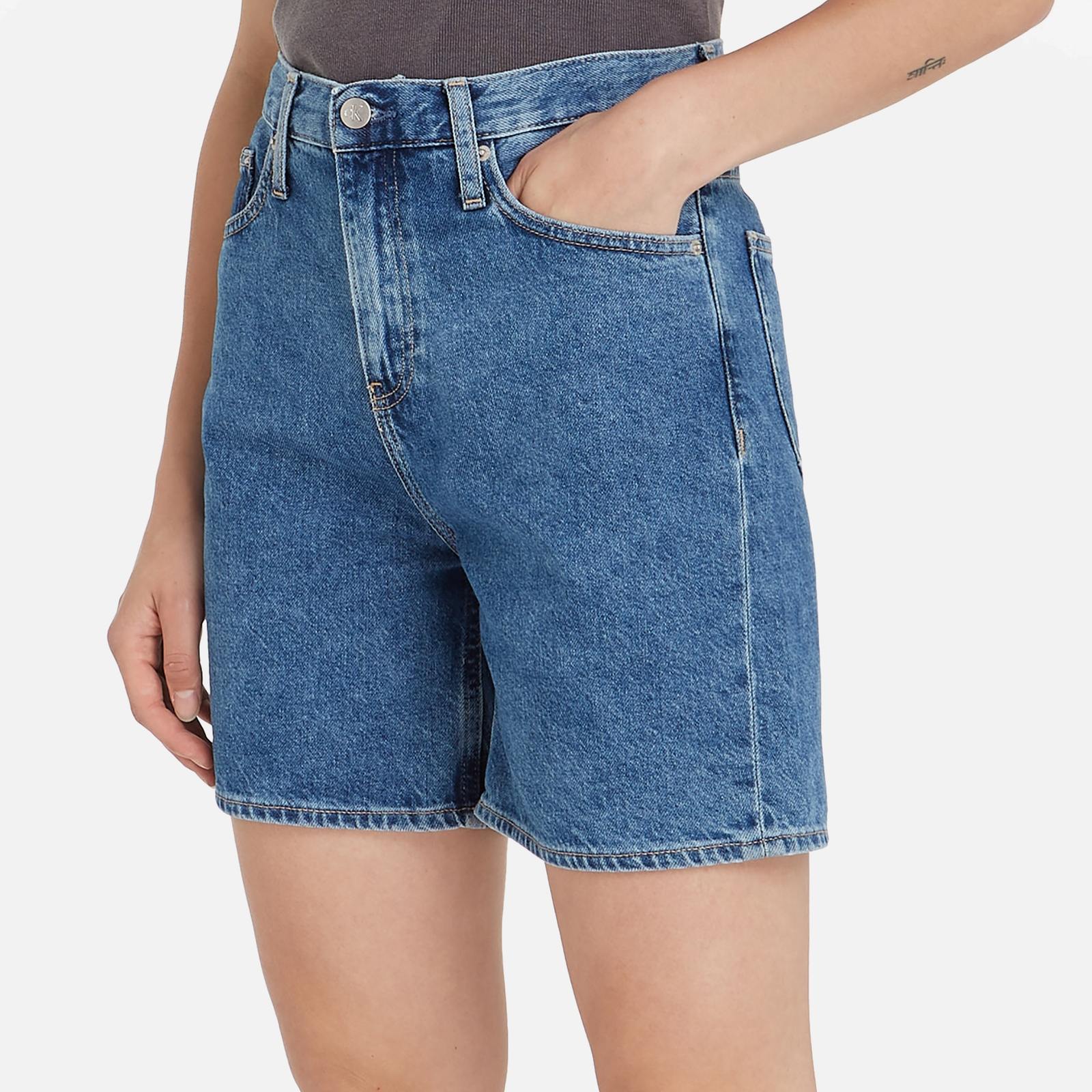 Calvin Klein Jeans Denim Mom Shorts - W26 von Calvin Klein Jeans