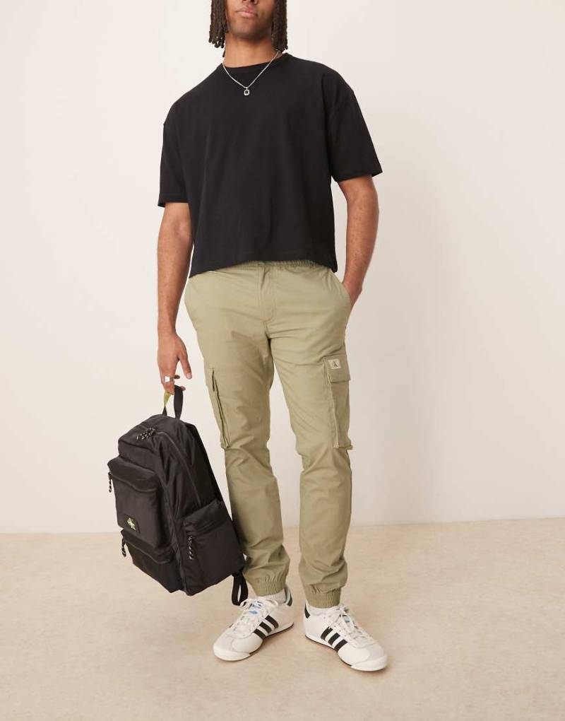 Calvin Klein Jeans - Eng geschnittene Cargohose in verwaschenem Beige-Neutral von Calvin Klein Jeans