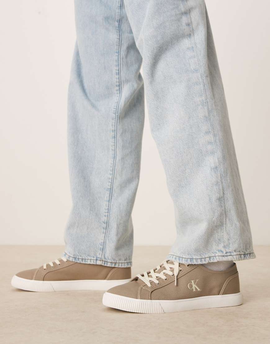 Calvin Klein Jeans - Essential - Sneaker aus Canvas in Beige und Weiß mit niedrigem Schaft-Neutral von Calvin Klein Jeans