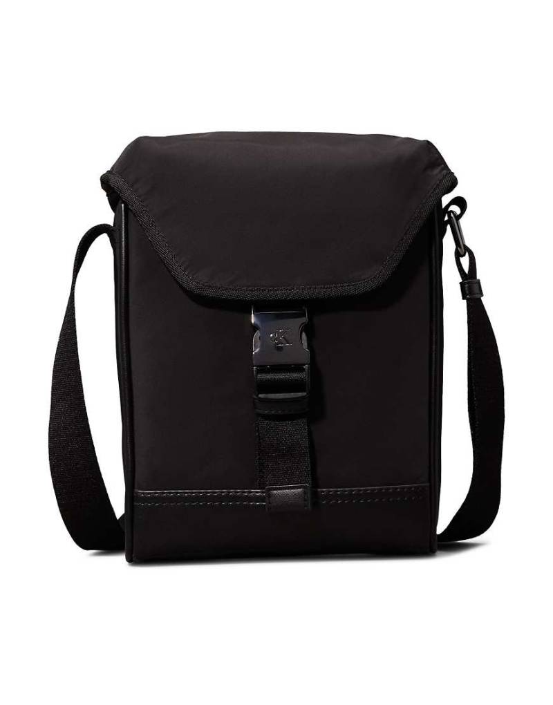 Calvin Klein Jeans - Flache Reportertasche in Schwarz Calvin Klein Jeans - Flache Reportertasche in Schwarz von Calvin Klein Jeans
