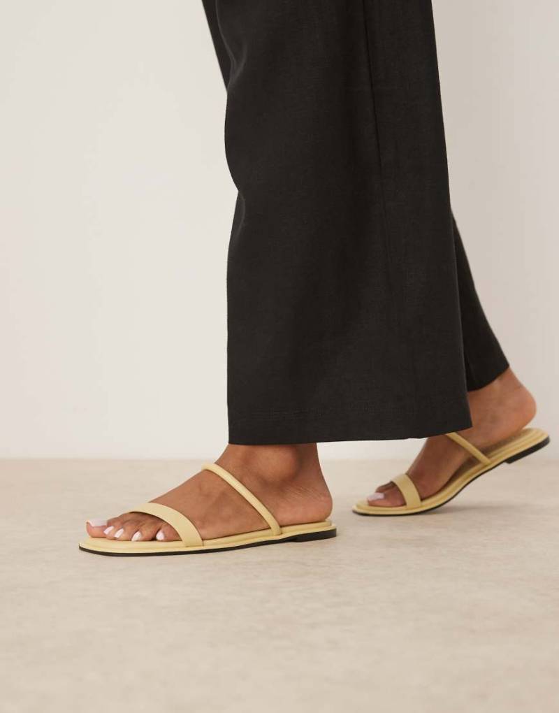 Calvin Klein Jeans - Flache Sandalen in Buttergelb mit zwei Riemen von Calvin Klein Jeans