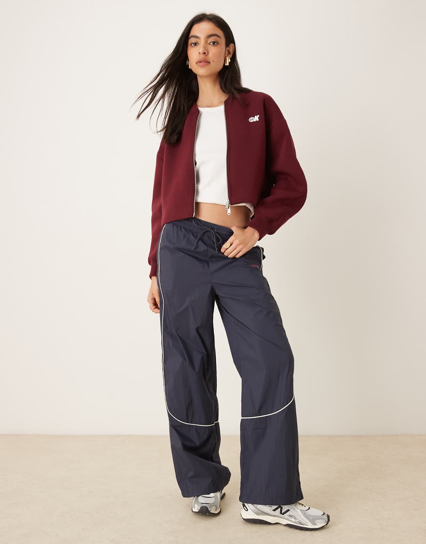 Calvin Klein Jeans - Funktions-Trainingshose in Marineblau mit Knitteroptik von Calvin Klein Jeans