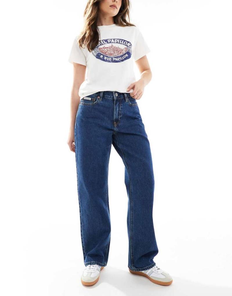 Calvin Klein Jeans - Gerade geschnittene Jeans im 90er-Stil in dunkelblauer Waschung von Calvin Klein Jeans