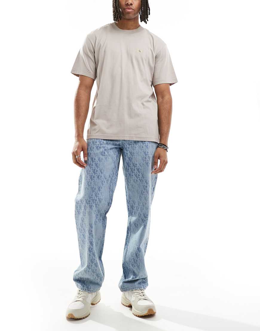 Calvin Klein Jeans - Gerade geschnittene Jeans im Stil der 90er in heller Waschung mit Monogramm-Aufdruck-Blau Calvin Klein Jeans - Gerade geschnittene Jeans im Stil der 90er in heller Waschung mit Monogramm-Aufdruck-Blau von Calvin Klein Jeans