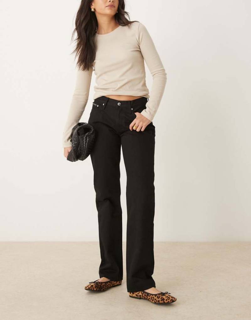 Calvin Klein Jeans - Gerade geschnittene Jeans in Schwarz mit niedrigem Bund von Calvin Klein Jeans