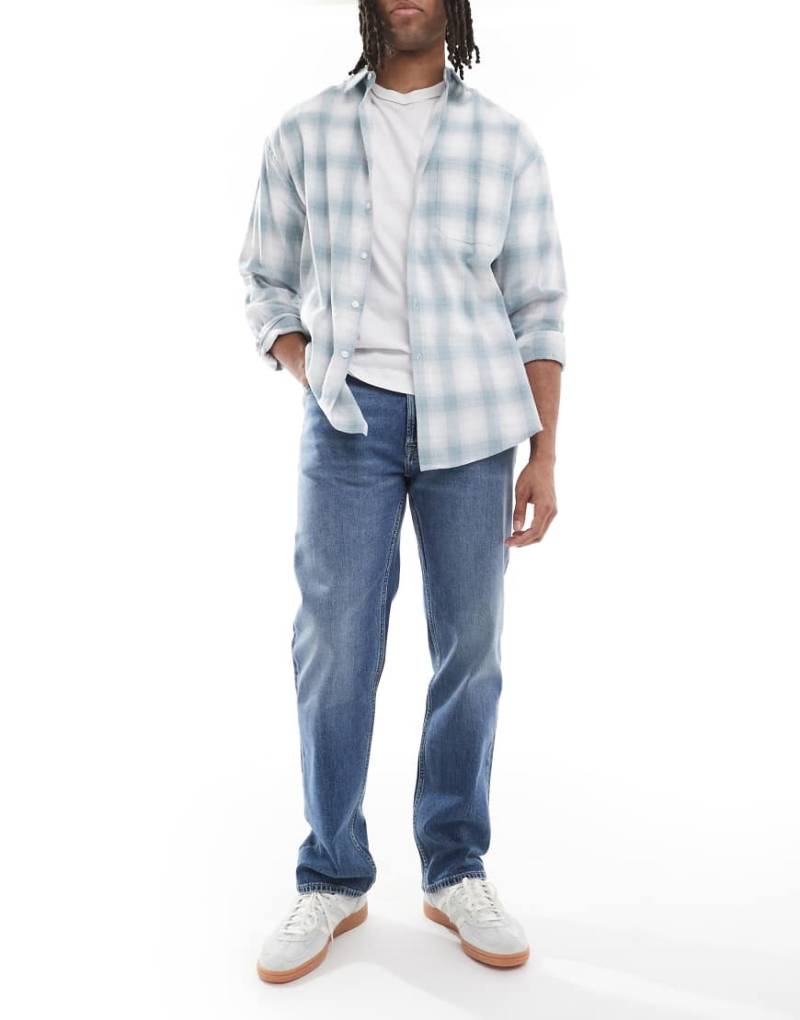 Calvin Klein Jeans - Gerade geschnittene Jeans in mittelblauer Waschung mit normalem Schnitt von Calvin Klein Jeans