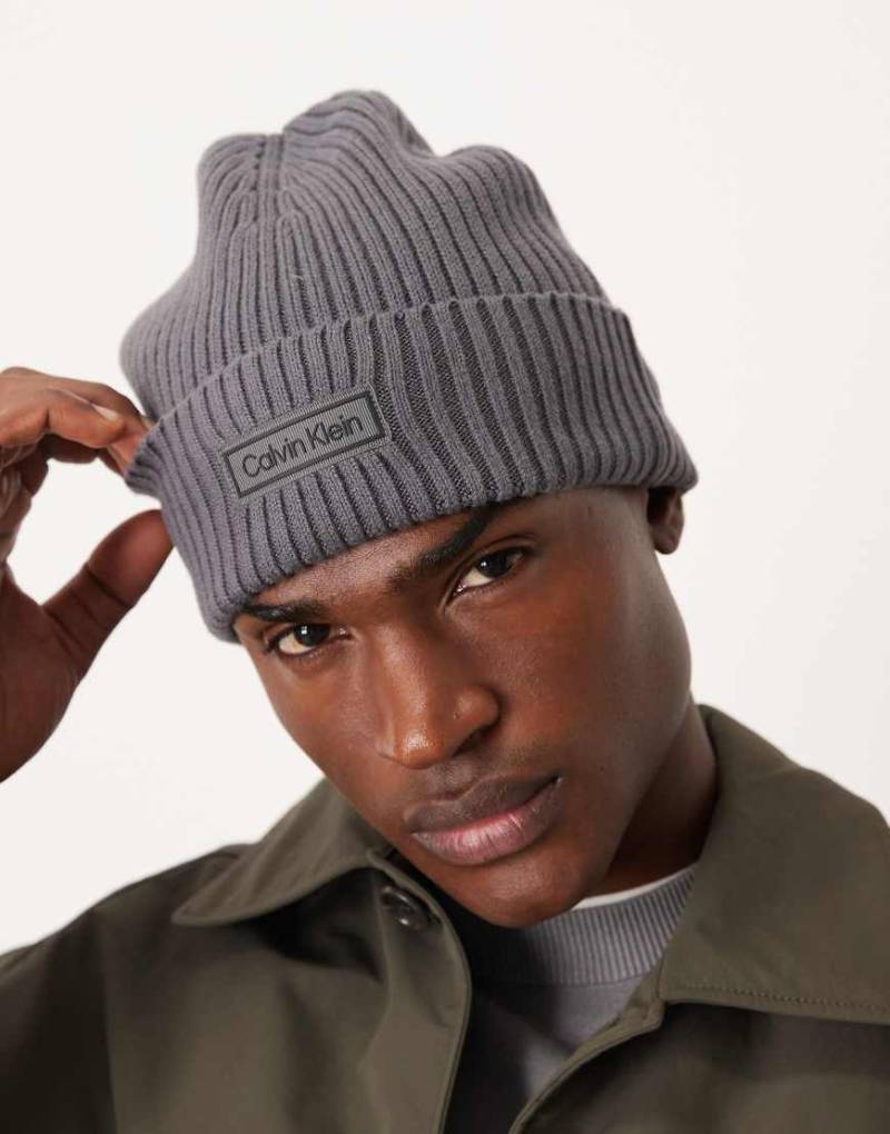 Calvin Klein Jeans - Gerippte Strickmütze aus Grobstrick in Grau mit Aufnäher von Calvin Klein Jeans