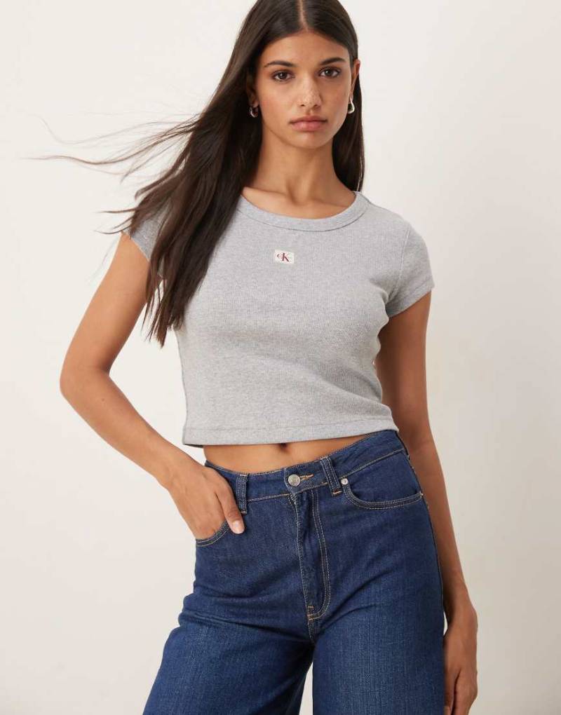 Calvin Klein Jeans - Geripptes, knapp geschnittenes T-Shirt in Grau mit gewebtem Label von Calvin Klein Jeans