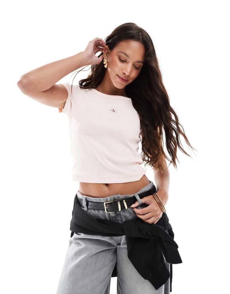 Calvin Klein Jeans - Geripptes, knapp geschnittenes T-Shirt in Pastellrosa mit gewebtem Label von Calvin Klein Jeans