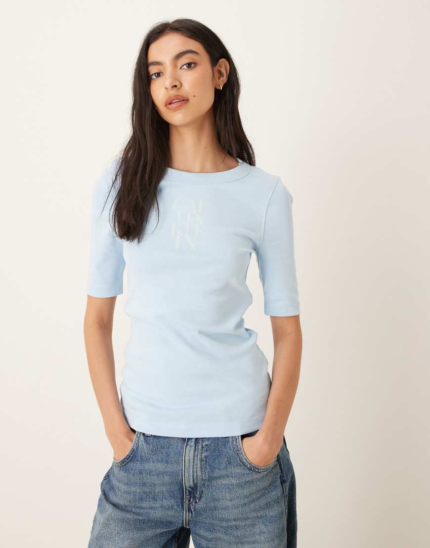 Calvin Klein Jeans - Geripptes T-Shirt in Hellblau mit Logo von Calvin Klein Jeans