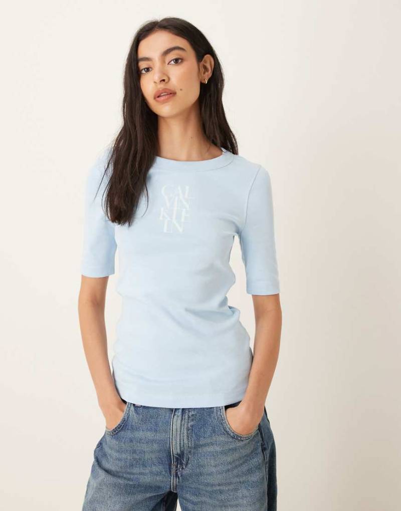 Calvin Klein Jeans - Geripptes T-Shirt in Hellblau mit Logo von Calvin Klein Jeans