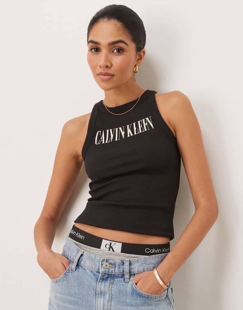 Calvin Klein Jeans - Geripptes Tanktop in Schwarz mit Logo-Schriftzug Calvin Klein Jeans - Geripptes Tanktop in Schwarz mit Logo-Schriftzug von Calvin Klein Jeans