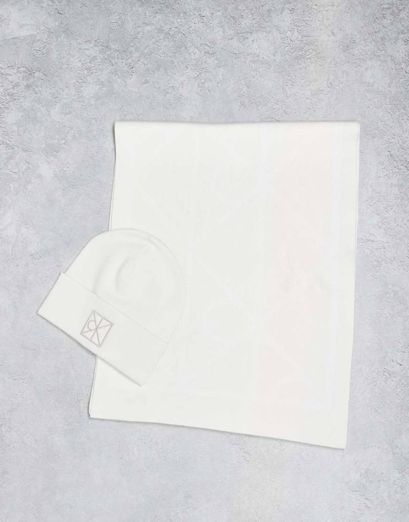 Calvin Klein Jeans - Geschenkset aus Mütze und Schal in Wollweiß mit Monogramm Calvin Klein Jeans - Geschenkset aus Mütze und Schal in Wollweiß mit Monogramm von Calvin Klein Jeans