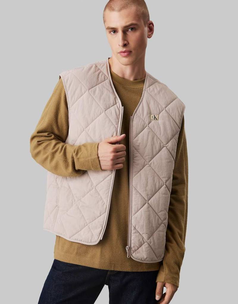 Calvin Klein Jeans - Gesteppte Nylon-Weste in Atmosphere-Neutral von Calvin Klein Jeans