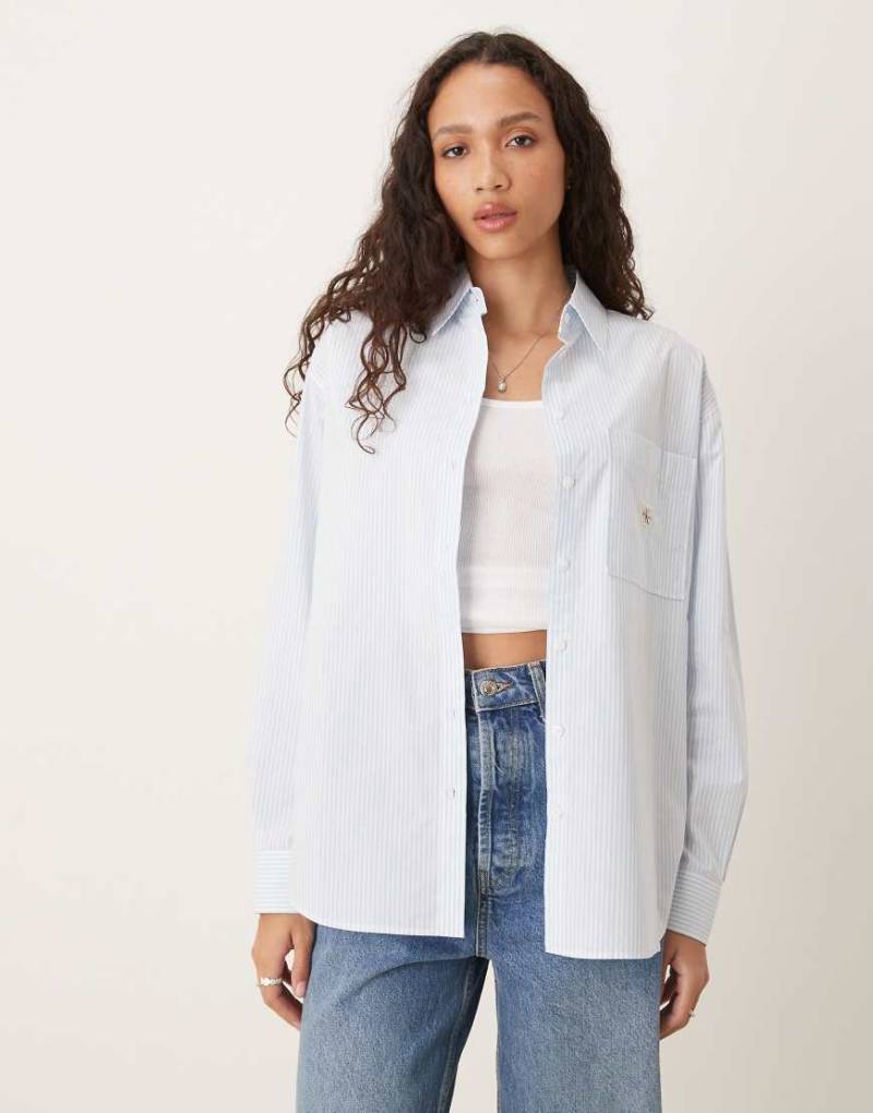 Calvin Klein Jeans - Gestreiftes Hemd in Blau und Weiß mit lockerer Passform und gewebtem Etikett-Logo von Calvin Klein Jeans