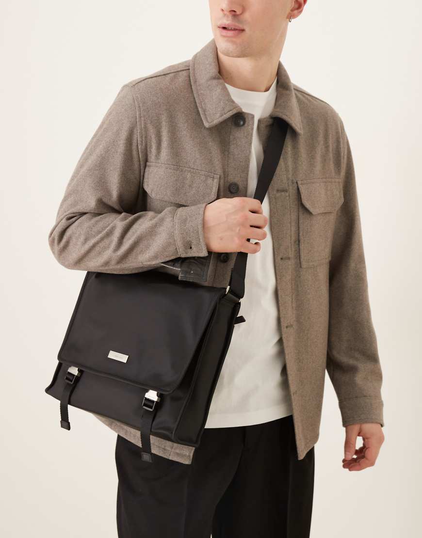 Calvin Klein Jeans - Große Kurier-Umhängetasche in Schwarz mit Schnallen von Calvin Klein Jeans