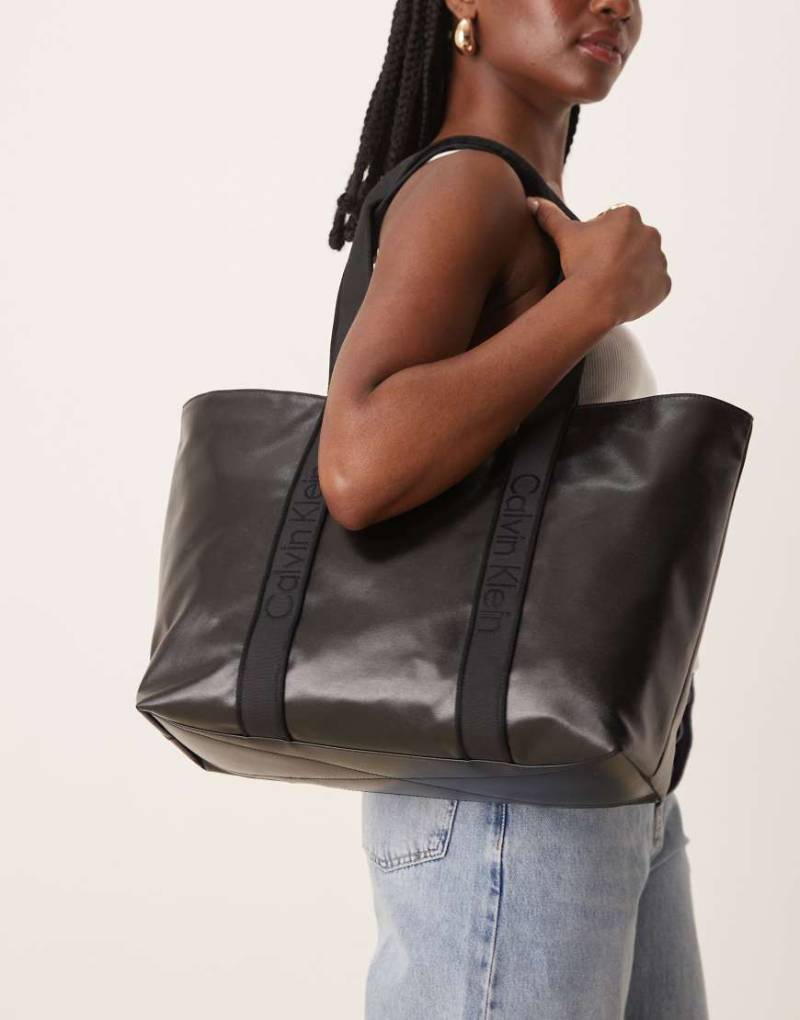 Calvin Klein - Jeans - Große stark glänzende Tragetasche in Schwarz von Calvin Klein Jeans