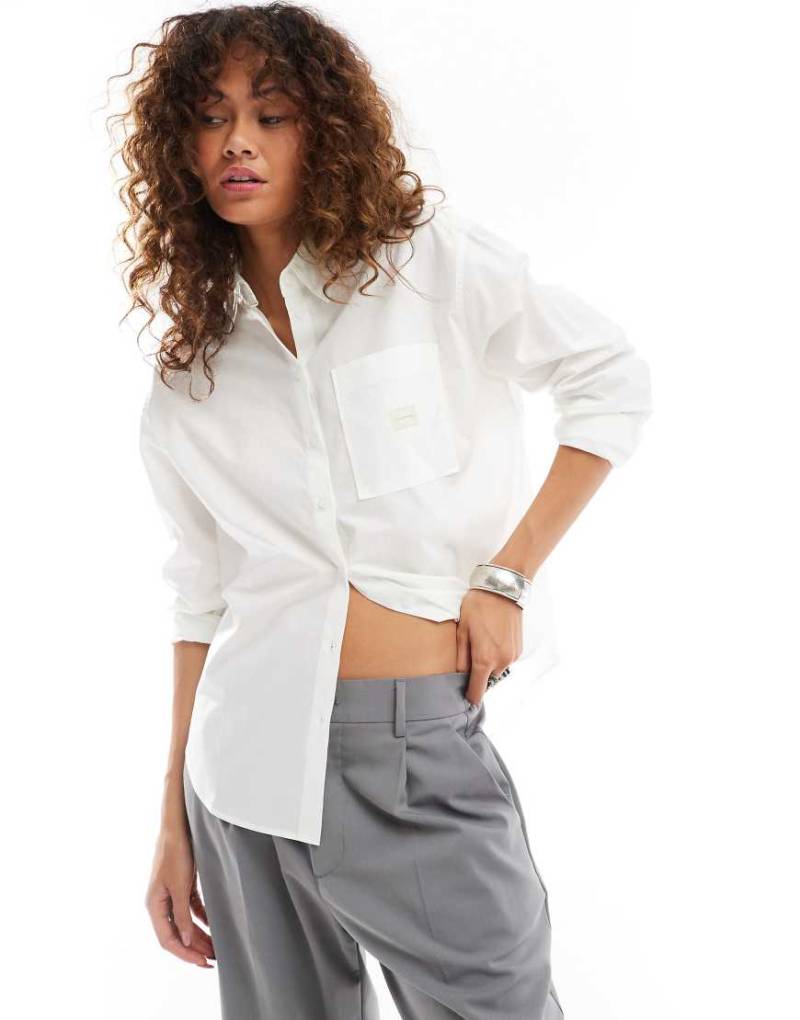 Calvin Klein Jeans - Hemdbluse in Weiß mit gewebtem Etikett von Calvin Klein Jeans