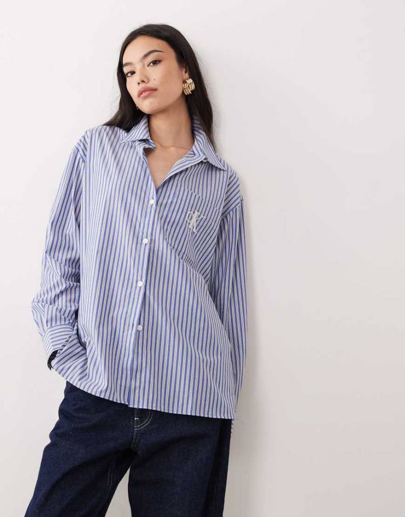 Calvin Klein Jeans - Hemdbluse in gestreiftem Blau mit Logo-Stickerei von Calvin Klein Jeans