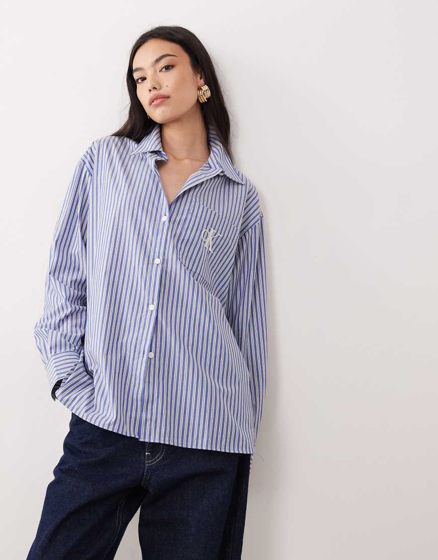 Calvin Klein Jeans - Hemdbluse in gestreiftem Blau mit Logo-Stickerei von Calvin Klein Jeans