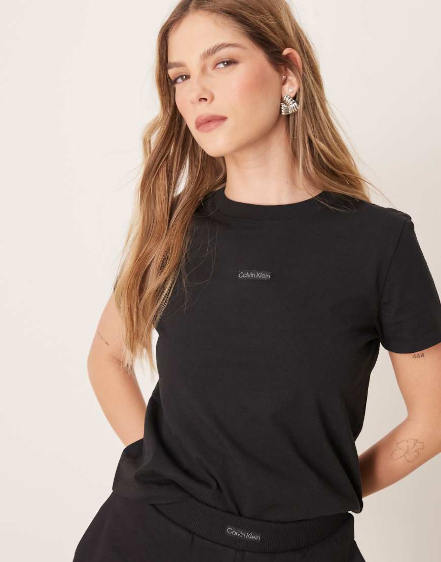 Calvin Klein Jeans - Institutional - Knappes T-Shirt in Schwarz mit Grafik von Calvin Klein Jeans