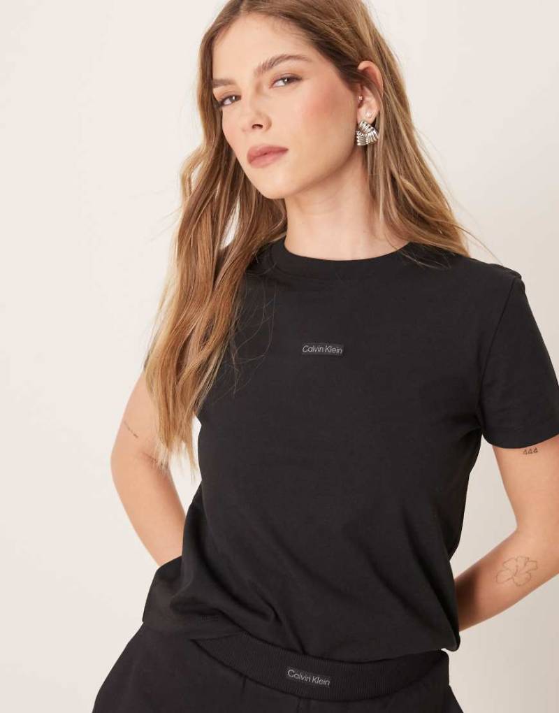 Calvin Klein Jeans - Institutional - Knappes T-Shirt in Schwarz mit Grafik von Calvin Klein Jeans