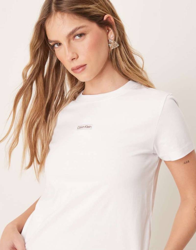 Calvin Klein Jeans - Institutional - Knappes T-Shirt in Weiß mit Grafik von Calvin Klein Jeans