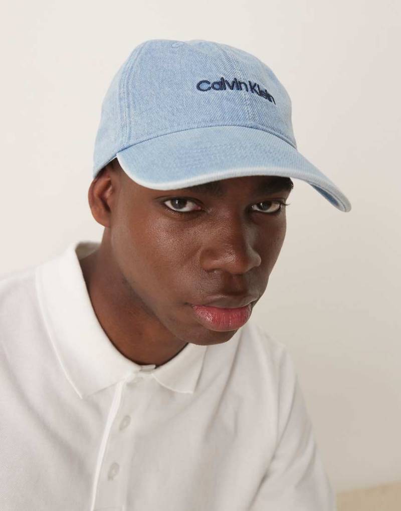 Calvin Klein Jeans - Jeans-Kappe in Blau mit Logo-Stickerei von Calvin Klein Jeans