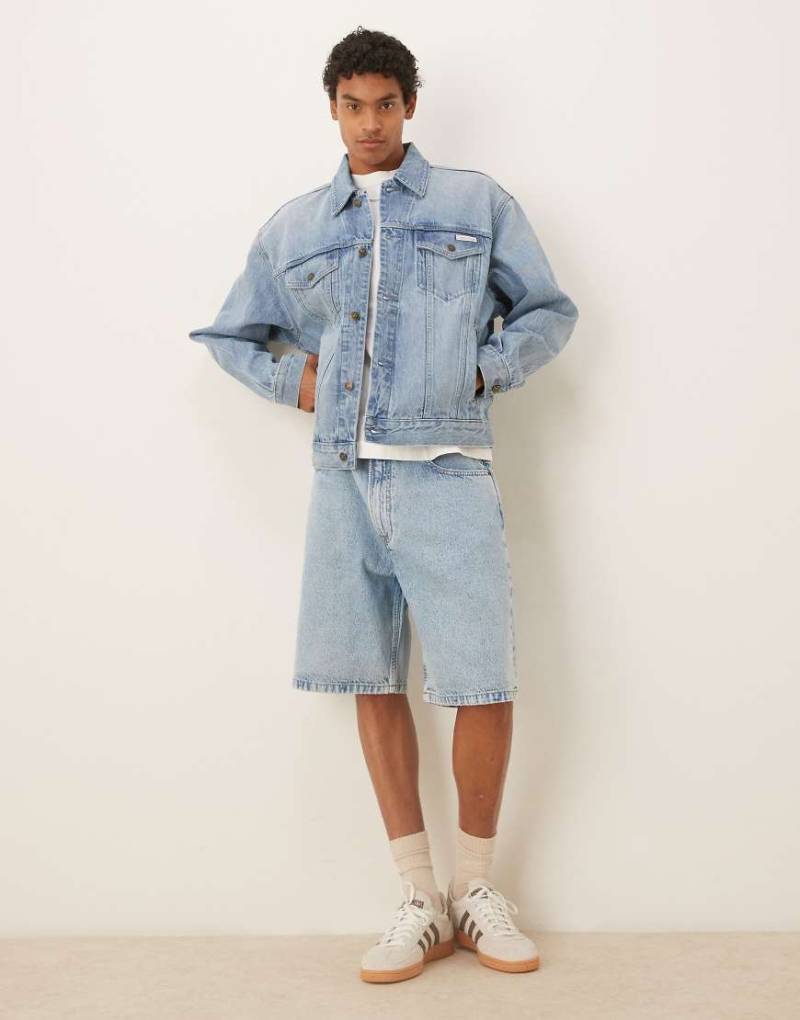 Calvin Klein Jeans - Jeans-Shorts im 90er-Stil in hellblauer Waschung von Calvin Klein Jeans