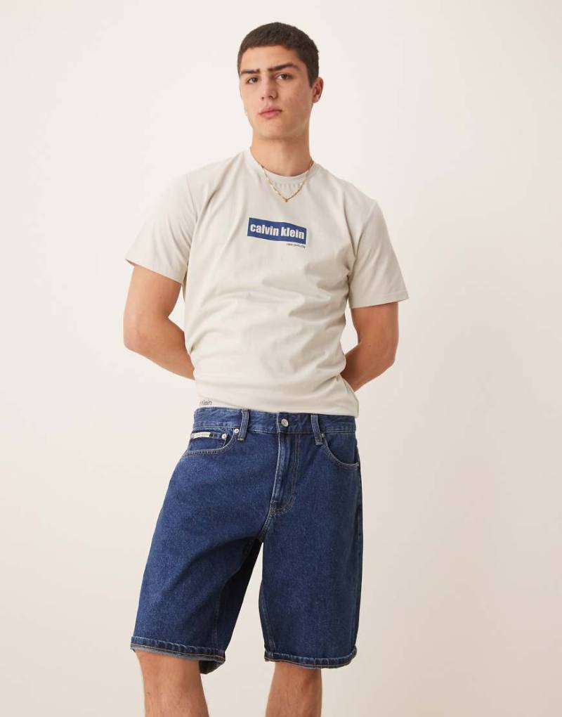 Calvin Klein Jeans - Jeans-Shorts in dunkler Waschung mit normalem Schnitt-Blau von Calvin Klein Jeans