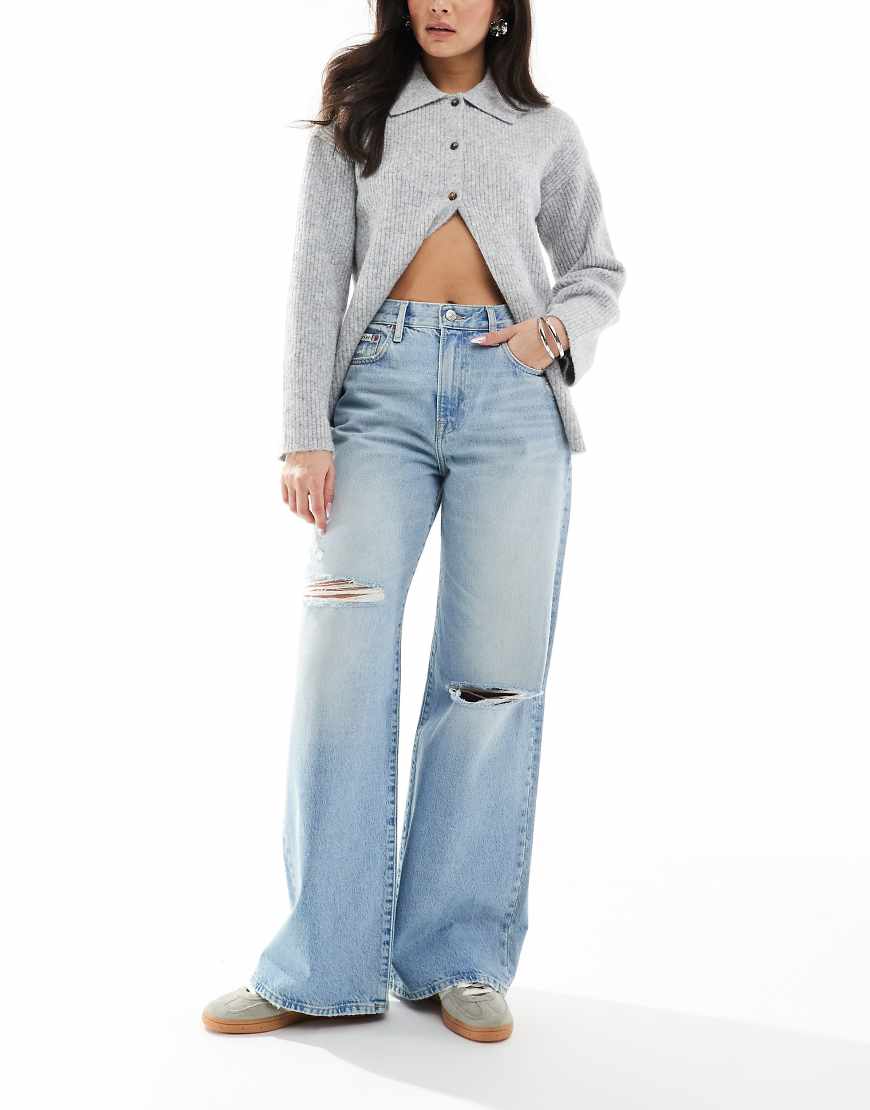 Calvin Klein Jeans - Jeans in Hellblau mit Farbstich, Zierrissen und weitem Bein von Calvin Klein Jeans