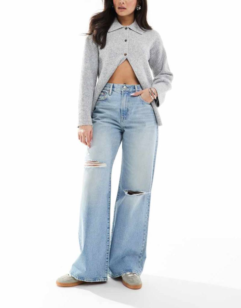 Calvin Klein Jeans - Jeans in Hellblau mit Farbstich, Zierrissen und weitem Bein von Calvin Klein Jeans