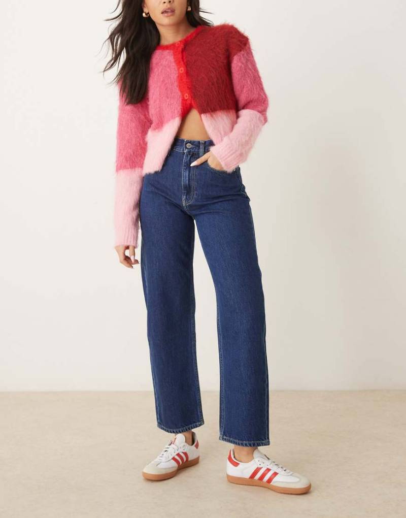 Calvin Klein Jeans - Jeans in dunkler Waschung mit abgerundetem Beinschnitt-Blau Calvin Klein Jeans - Jeans in dunkler Waschung mit abgerundetem Beinschnitt-Blau von Calvin Klein Jeans