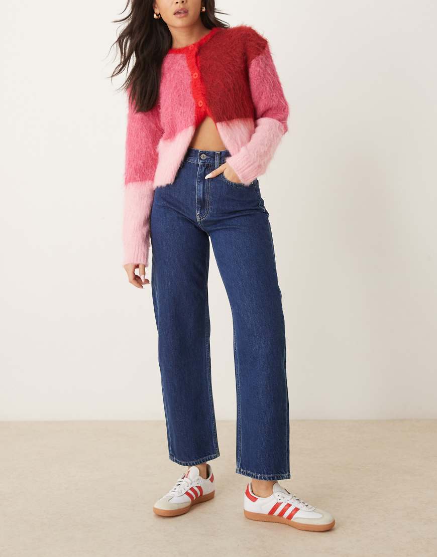 Calvin Klein Jeans - Jeans in dunkler Waschung mit abgerundetem Beinschnitt-Blau Calvin Klein Jeans - Jeans in dunkler Waschung mit abgerundetem Beinschnitt-Blau von Calvin Klein Jeans