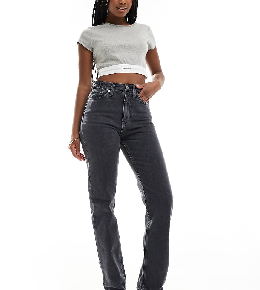 Calvin Klein Jeans - Jeans in grauer Waschung mit geradem Schnitt und hohem Bund, exklusiv bei ASOS von Calvin Klein Jeans