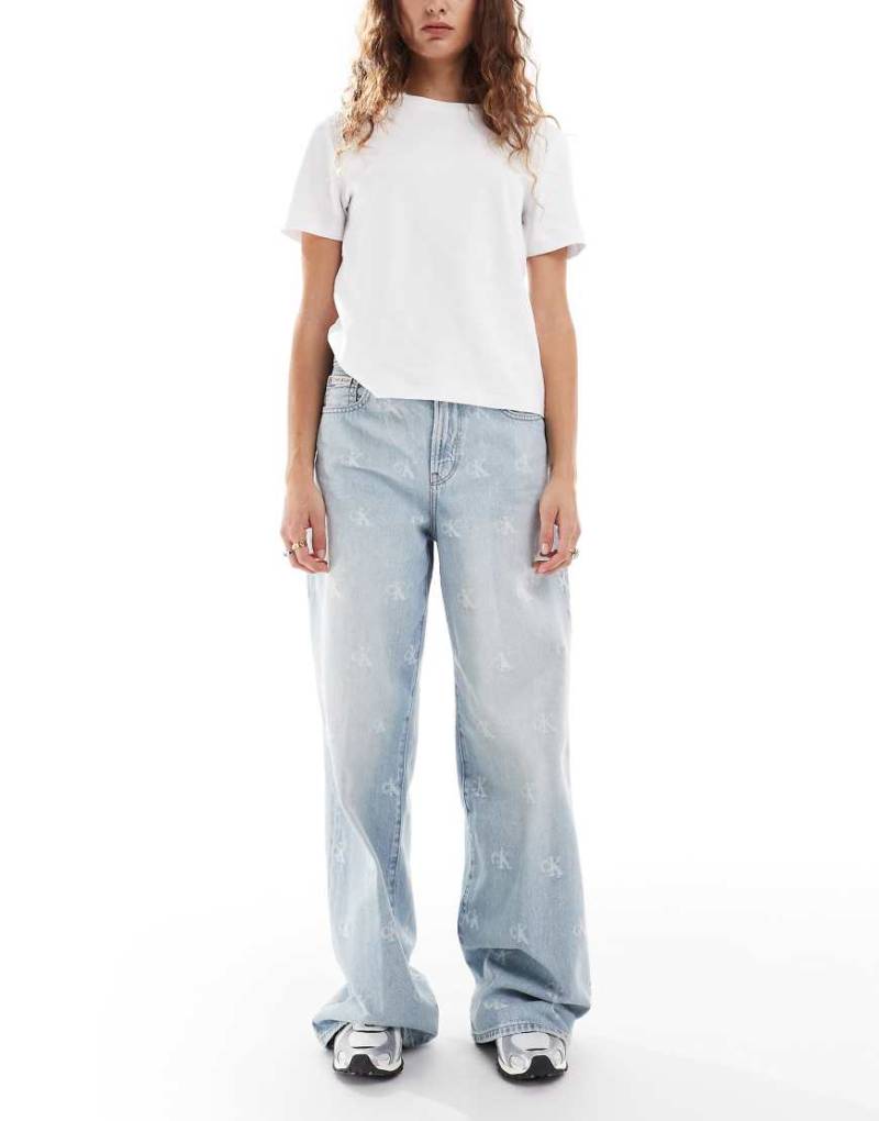 Calvin Klein Jeans - Jeans in heller Waschung mit weitem Bein und Logo-Print im Distressed-Look-Blau von Calvin Klein Jeans