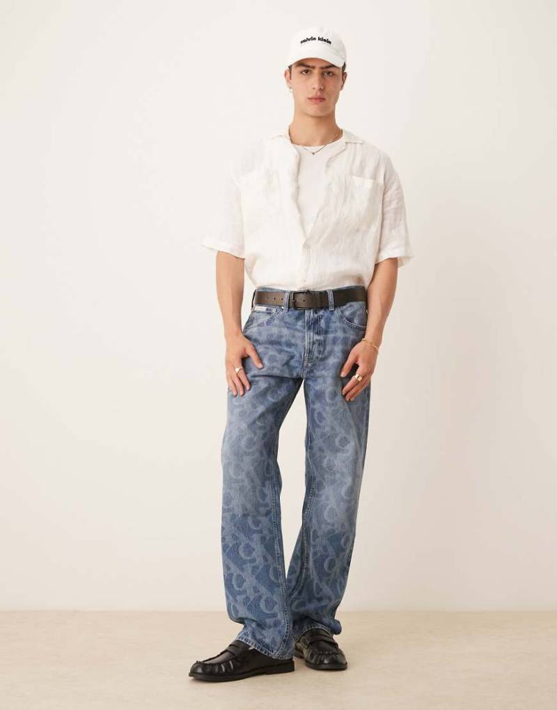 Calvin Klein Jeans - Jeans in mittelblauer Waschung mit All-over-Print im 90er-Jahre-Stil, Kombiteil von Calvin Klein Jeans