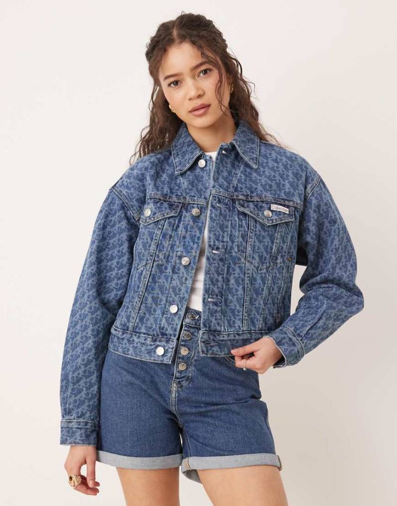 Calvin Klein Jeans - Jeansjacke im Stil der 90er-Jahre in Mittelblau mit markentypischem All-over-Print von Calvin Klein Jeans