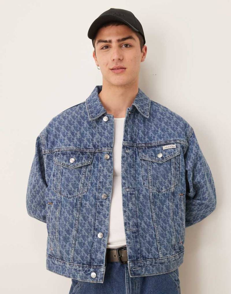 Calvin Klein Jeans - Jeansjacke im Stil der 90er in mittelblauer Waschung mit All-over-Print von Calvin Klein Jeans