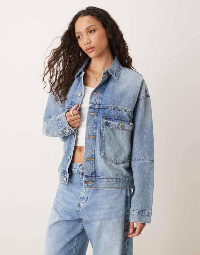 Calvin Klein Jeans - Jeansjacke in hellblauer Waschung in gefleckter Optik von Calvin Klein Jeans