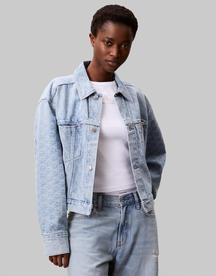 Calvin Klein Jeans - Jeansjacke in hellblauer Waschung mit Monogramm-Logo Calvin Klein Jeans - Jeansjacke in hellblauer Waschung mit Monogramm-Logo von Calvin Klein Jeans