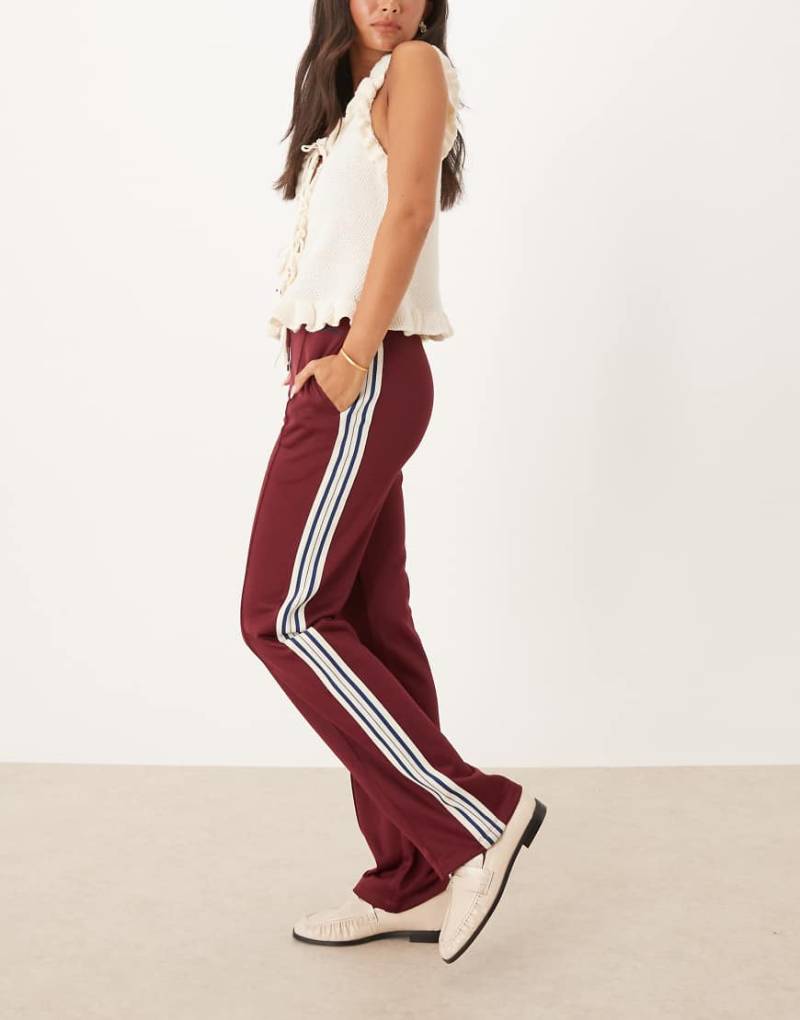 Calvin Klein Jeans - Jogginghose in hochglänzendem Burgunderrot von Calvin Klein Jeans